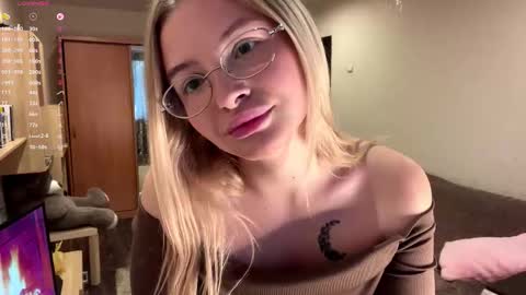 Snapshot of deonnagarn chatting on 15, 11, 2025 Vi Victoria online show from 15, 11, 2025