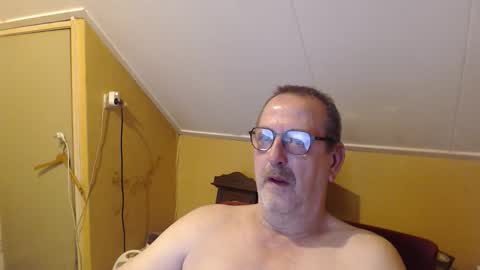 Snapshot of destelp chatting on 3, 10, 2025 destelp online show from 3, 10, 2025