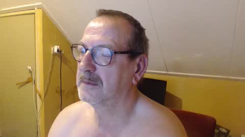 Snapshot of destelp chatting on 4, 10, 2025 destelp online show from 4, 10, 2025