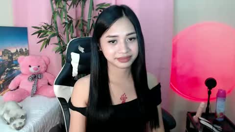 Snapshot of devine_goddessx chatting on 1, 2, 2025 Devine Greyson online show from 1, 2, 2025