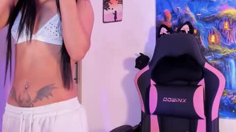 Snapshot of devours_fire chatting on 6, 1, 2026 Sara 3 online show from 6, 1, 2026