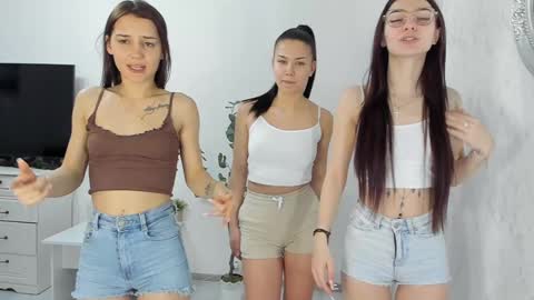 Gyna    Josie    online show from 5, 3, 2025