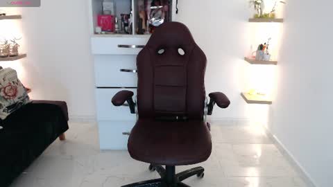 Snapshot of diva_milf chatting on 18, 6, 2026 Diva online show from 18, 6, 2026