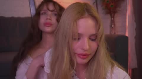 Snapshot of divine_lights chatting on 5, 3, 2025 Eva and Lucia online show from 5, 3, 2025