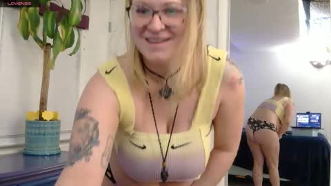 dixie_comanche online show from 12, 1, 2026