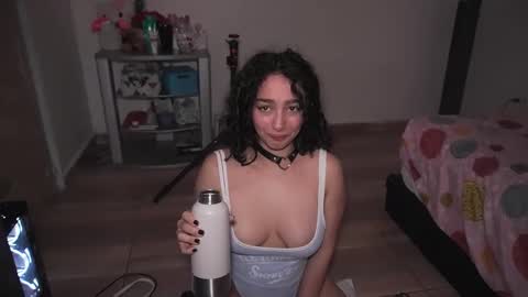 Snapshot of doll4you_ chatting on 23, 10, 2025 Alice y Ros online show from 23, 10, 2025