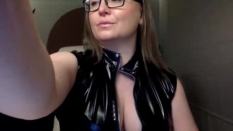 DOM MUMMY online show from 8, 1, 2026