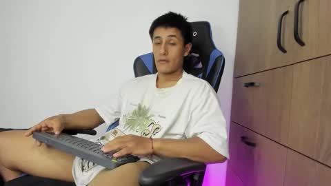 Snapshot of dorman_boy chatting on 12, 11, 2025 dorman_boy online show from 12, 11, 2025