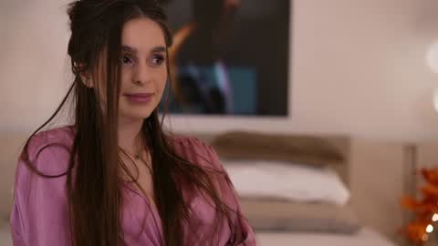 Snapshot of dovia chatting on 8, 11, 2025 . . online show from 8, 11, 2025