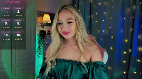 Snapshot of dreamaise chatting on 12, 3, 2025 Mary pvt open use pink and blue app lovense online show from 12, 3, 2025