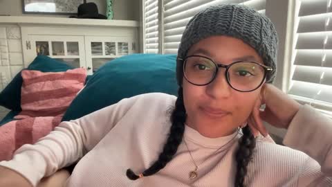 RIRI OR DREAMY online show from 25, 1, 2025