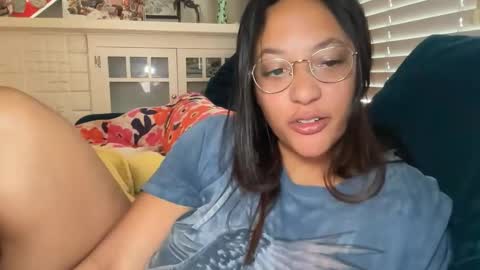 Snapshot of dreamyriri chatting on 3, 5, 2026 RIRI OR DREAMY online show from 3, 5, 2026
