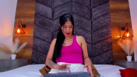 DULCE AURORA online show from 5, 3, 2025