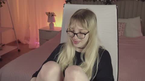 EVA NON NUDE online show from 25, 4, 2026
