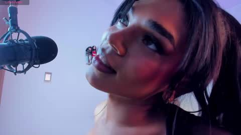 Snapshot of eiimy_ray_ chatting on 7, 4, 2026 Eiimy ray online show from 7, 4, 2026