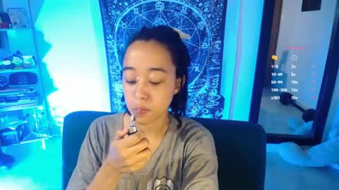 Ela  Help me reach 100 thumbs up online show from 28, 4, 2026