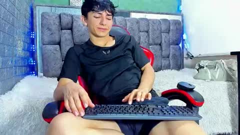 Elan Giralon online show from 7, 4, 2026