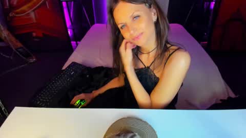 Snapshot of elizabe_th chatting on 12, 12, 2024 Elizabethangel online show from 12, 12, 2024