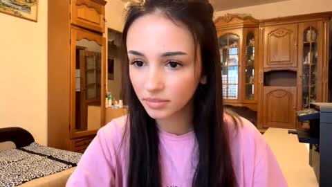 Snapshot of elizabethrabin chatting on 6, 11, 2025 Mia online show from 6, 11, 2025