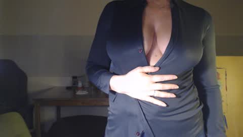 Snapshot of elizzo chatting on 12, 1, 2025 Eliekind online show from 12, 1, 2025