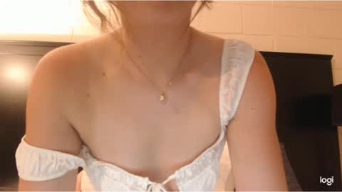 Snapshot of ella_girlnextdoor chatting on 6, 3, 2025 Ella - Girl Next Door online show from 6, 3, 2025