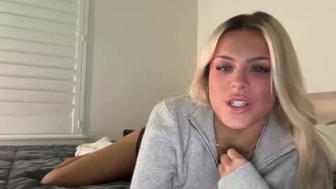 Snapshot of ella_hill chatting on 16, 12, 2025 Ella online show from 16, 12, 2025