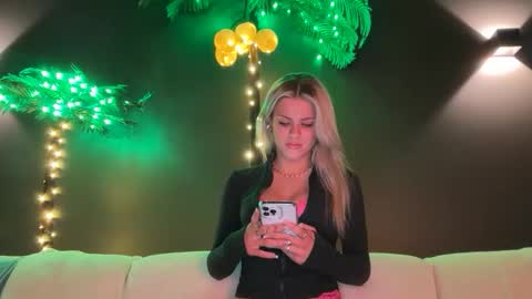 Snapshot of ella_hill chatting on 12, 1, 2026 Ella online show from 12, 1, 2026