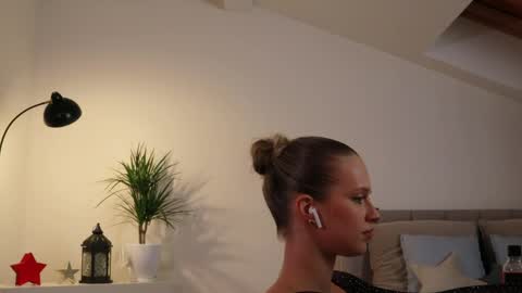 Snapshot of ella_twinkle chatting on 9, 2, 2025 Ella online show from 9, 2, 2025