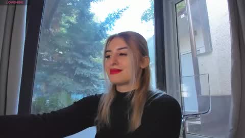 Snapshot of ella_vee chatting on 1, 10, 2025 ella_vee online show from 1, 10, 2025