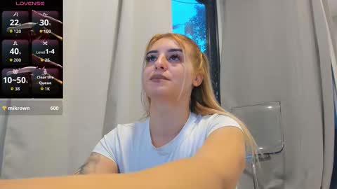 Snapshot of ella_vee chatting on 4, 10, 2025 ella_vee online show from 4, 10, 2025