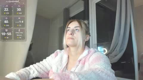 Snapshot of ella_vee chatting on 14, 10, 2025 ella_vee online show from 14, 10, 2025