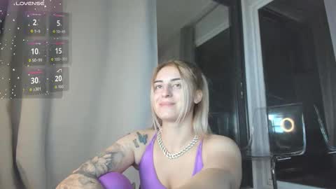Snapshot of ella_vee chatting on 18, 10, 2025 ella_vee online show from 18, 10, 2025