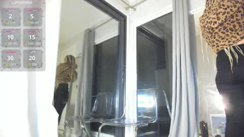 Snapshot of ella_vee chatting on 21, 10, 2025 ella_vee online show from 21, 10, 2025