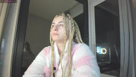 Snapshot of ella_vee chatting on 22, 10, 2025 ella_vee online show from 22, 10, 2025