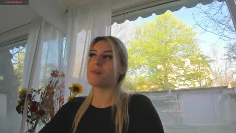 ella_vee online show from 16, 4, 2026