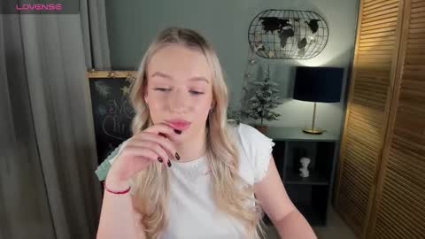 Snapshot of elldiana chatting on 15, 12, 2025 elldiana online show from 15, 12, 2025