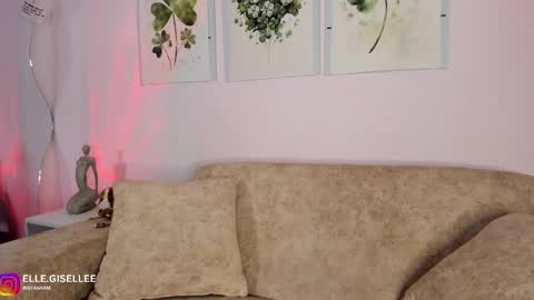 Snapshot of ellegisellee chatting on 12, 3, 2025 Yiss online show from 12, 3, 2025