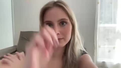 ellykeyofficial online show from 25, 4, 2026