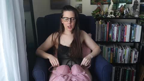 Elly Naomi online show from 11, 1, 2025