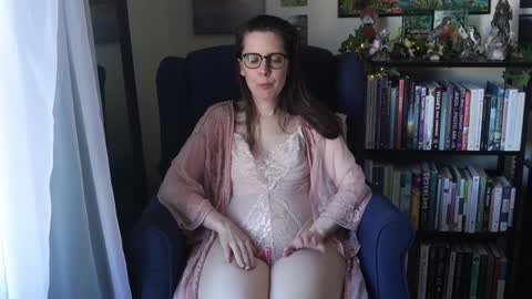 Elly Naomi online show from 18, 1, 2025