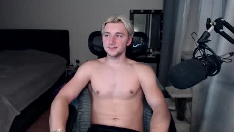 Snapshot of elvin_vaenight chatting on 8, 10, 2025 Elvin Vaenight online show from 8, 10, 2025