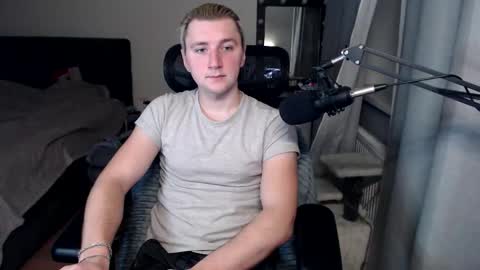 Snapshot of elvin_vaenight chatting on 12, 10, 2025 Elvin Vaenight online show from 12, 10, 2025