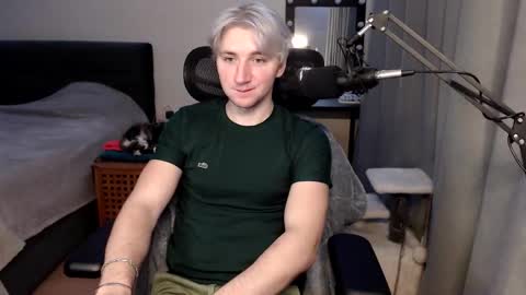 Snapshot of elvin_vaenight chatting on 11, 11, 2025 Elvin Vaenight online show from 11, 11, 2025