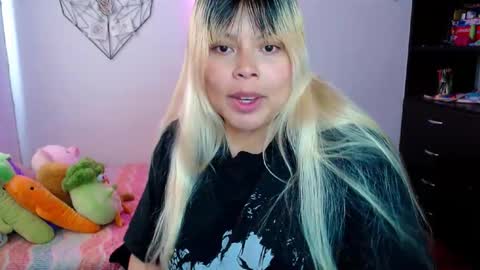 Snapshot of elymoon chatting on 8, 10, 2025 Ely online show from 8, 10, 2025