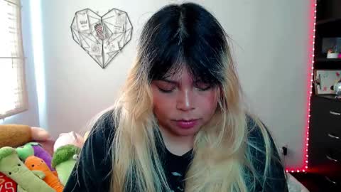 Snapshot of elymoon chatting on 18, 11, 2025 Ely online show from 18, 11, 2025