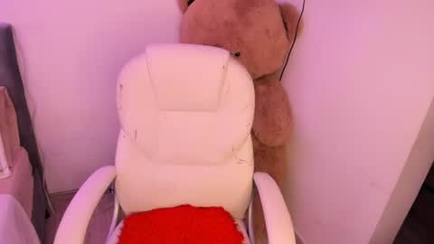 Snapshot of elyross_ chatting on 16, 6, 2026 Ross online show from 16, 6, 2026