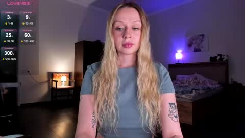 Snapshot of em_emilie chatting on 17, 4, 2026 Emilie online show from 17, 4, 2026