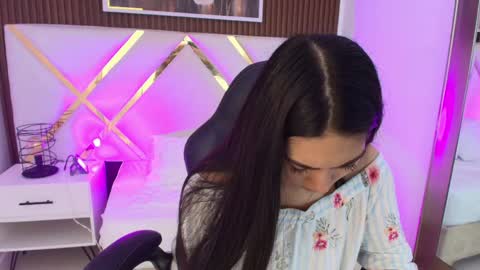Snapshot of emelie_ch_ chatting on 27, 5, 2026 Emily online show from 27, 5, 2026