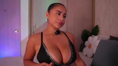 Snapshot of emiily_bell chatting on 20, 5, 2026 online show from 20, 5, 2026
