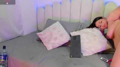 Snapshot of emiily_cooper01 chatting on 8, 3, 2026 EmilyCooper online show from 8, 3, 2026